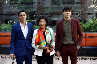 La portavoz del Gobierno y ministra de Educación, Isabel Celaá, junto a los directores de cine Javier Ambrossi (i) y Javier Calvo (d), a su llegada este lunes al acto.