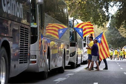 Algunos autocares de las decenas que llegaron a Barcelona para la manifestaci&oacute;n de la Diada.