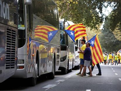Algunos autocares de las decenas que llegaron a Barcelona para la manifestaci&oacute;n de la Diada.