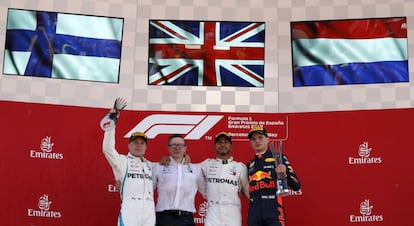 De izquierda a derecha, Valtteri Bottas, segundo; Peter Bonnington, ingeniero de Mercedes; Lewis Hamilton, primero, y Max Verstappen, tercero.