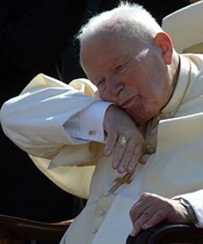 Juan Pablo II, a su llegada al aeropuerto de Bratislava.