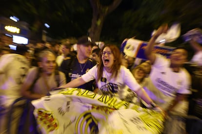 Miles de aficionados se han acercado a Cibeles para festejar el máximo título europeo del Real Madrid.