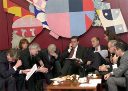 Gerhard Schröder (centro), con Jacques Chirac y otros miembros de las delegaciones alemana y francesa.