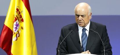 El presidente del BBVA, Francisco González, durante su intervención hoy en el acto de entrega de las acreditaciones de la VI Edición de los Embajadores Honorarios de la Marca España que ha tenido lugar hoy en la Ciudad BBVA, y que ha sido presidido por los Reyes Felipe y Letizia.