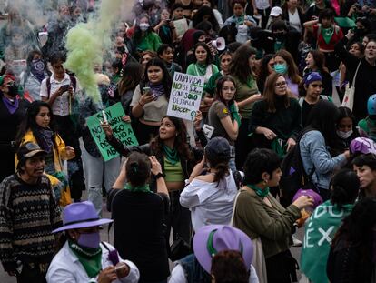 Una mujer sostiene una bengala durante una manifestación por el acceso al aborto legal y seguro, en Ciudad de México, el pasado 28 de septiembre.