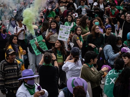 Una mujer sostiene una bengala durante una manifestación por el acceso al aborto legal y seguro, en Ciudad de México, el pasado 28 de septiembre.