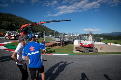 El piloto Alex Rins charla con Franco Uncini, de la comisión de seguridad de MotoGP, sobre las modificaciones en la curva 3. 