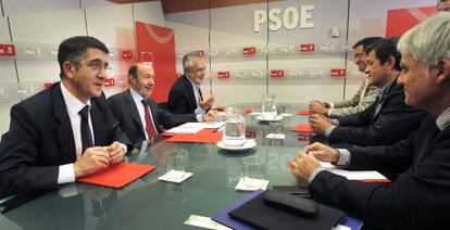 De frente L&oacute;pez (izquierda), Rubalcaba (centro) y Gri&ntilde;&aacute;n (derecha), con otros cargos auton&oacute;micos del PSOE