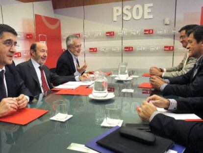 De frente L&oacute;pez (izquierda), Rubalcaba (centro) y Gri&ntilde;&aacute;n (derecha), con otros cargos auton&oacute;micos del PSOE