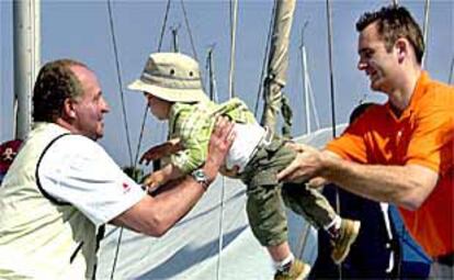 El rey Juan Carlos, Iñaki Urdangarín y el pequeño Juan Valentín.