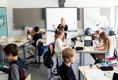 Teacher explaining to students in classroom.