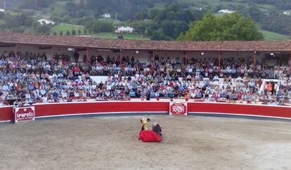 Arturo Macías en el sexto toro de la segunda corrida de la Feria de Azpeitia.