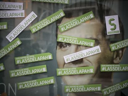 La sede de Ciudadanos en Barcelona, con pegatinas de la PAH tras una acción reivindicativa.