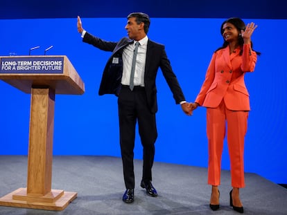 El primer ministro británico, Rishi Sunak, posa junto a su esposa Akshata Murty en la conferencia anual del partido conservador celebrada este miércoles en Manchester.