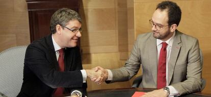 El ministro de Energía, Álvaro Nadal, y el portavoz del PSOE, Antonio Hernando.