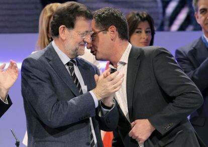 Rajoy con Basagoiti, en el congreso del PP vasco.