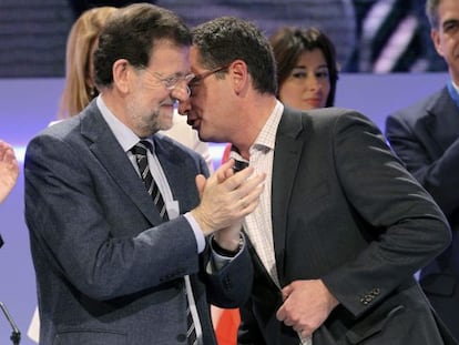 Rajoy con Basagoiti, en el congreso del PP vasco.