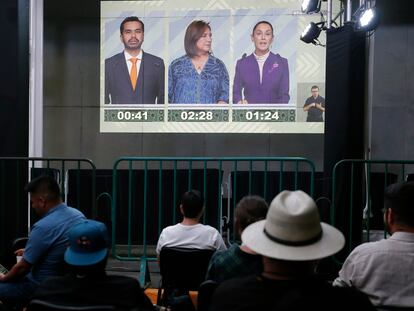 Varios periodistas seguían el 19 de mayo en Ciudad de México el debate entre los candidatos presidenciales Claudia Sheinbaum, Xóchitl Gálvez y Jorge Álvarez Máynez (desde la derecha en la pantalla).