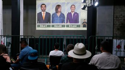 Varios periodistas seguían el 19 de mayo en Ciudad de México el debate entre los candidatos presidenciales Claudia Sheinbaum, Xóchitl Gálvez y Jorge Álvarez Máynez (desde la derecha en la pantalla).