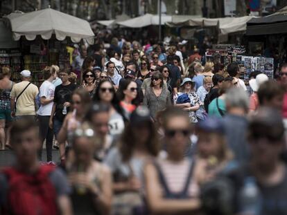 Turistes a la Rambla de Barcelona en una imatge d&#039;arxiu.