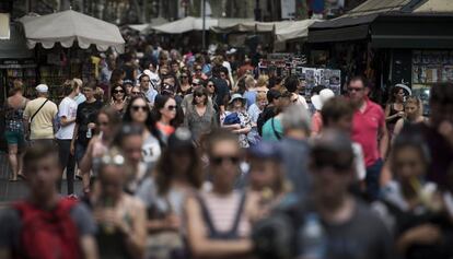 Turistes a la Rambla de Barcelona en una imatge d&#039;arxiu.