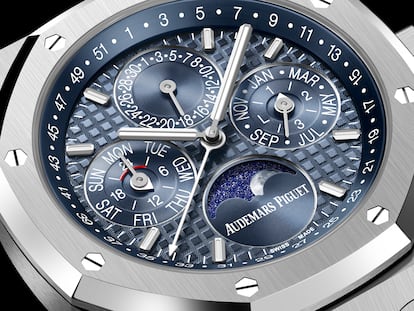 Gracias al novedoso Calibre 7138 de Audemars Piguet, en el nuevo Royal Oak Calendario Perpetuo Automático 41 mm se corrigen en un solo gesto todas sus funciones: dar cuerda al reloj, ajustar la fecha, ajustar la hora y ajustar el calendario de fase lunar a través de su corona.