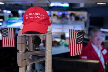 Una gorra con el eslogan de "Make America Great Again" en la Bolsa de Nueva York.
