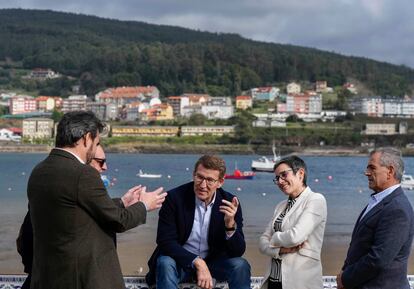 El presidente del PP, Alberto Núñez Feijóo (en el centro), durante un paseo por Corcubión (A Coruña), el 16 de febrero.