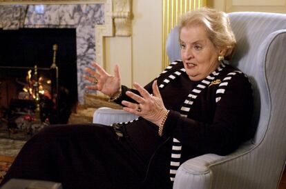 Madeleine Albright fue la primera mujer que ocupó una Secretaría de Estado en EE UU; estuvo al frente de la cartera de Exteriores entre 1997 y 2001. También fue, muchos años antes, refugiada: en 1939 su familia huyó a Londres desde la República Checa, después de la anexión de Bohemia por los nazis.