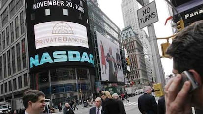 Imagen del rótulo del índice Nasdaq en la plaza de Times Square de Nueva York.