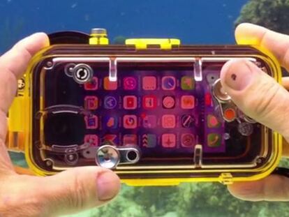 Esta carcasa convierte el iPhone 7 en una cámara submarina con controles táctiles