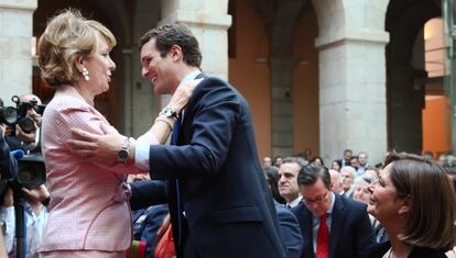 Esperanza Aguirre saluda a Pablo Casado, antes de la entrega de medallas.