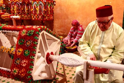 La familia Hassouni es la encargada desde el siglo XVIII de perpetuar la tradición de la fiesta del Mawlid en la ciudad de Salé. Esta fiesta religiosa conmemora el nacimiento del Profeta del Islam, una celebración que sin embargo no está bien vista por una parte del mundo musulmán, dominada por la visión rigorista wahabí. En la fotografía se los ve preparando los estandartes cubiertos de cirios que pasearan las distintas cofradías, para acabar siendo colgados en el santuario de Sidi Abdallah.