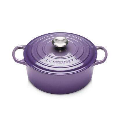 Un nuevo color en Le Creuset. Es una de las marcas objeto de deseo para todo aquel aficionado a la cocina. Le Creuset estrena colorido: el ultra violet. Su colección de ollas, sartenes, fuentes, saleros y pimenteros se tiñen de este tono morado. En la Cocotte Evolution (en la imagen) presenta la misma esencia de la gama tradicional, pero con tres mejoras: un esmaltado más resistente, un diseño perfeccionado y más ergonomía. Por qué gustan: por el hierro colado esmaltad, por la retención y distribución uniforme del calor, sin puntos de sobrecalentamient, por el pomo de acero inoxidable resistente a cualquier temperatura. Precio: 259 euros.