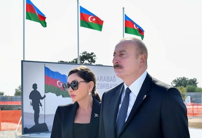 El presidente de Azerbaiyán, Ilham Aliyev, y su esposa, Mehriban Aliyeva, tras depositar flores por los soldados caídos durante la guerra de Nagorno Karabaj en 2020, este miércoles en Bakú, en una foto de la presidencia azerí.