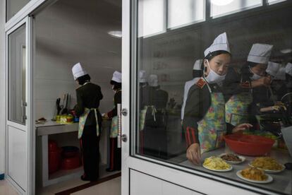 Clase de cocina en Kang Pan Sok, la escuela femenina que depende de la Escuela Revolucionaria Mangyongdae, en Pyongyang (Corea del Norte).