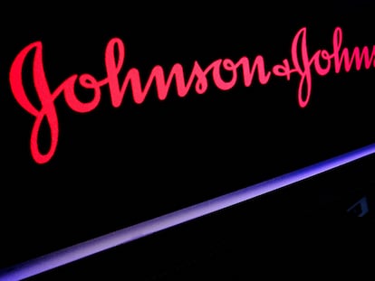 Proyección del logotipo de Johnson & Johnson en la bolsa de Nueva York.