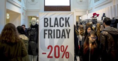 Cientos de personas realizan compras en una zona comercial de Valencia durante las rebajas del &#039;Black Friday&#039;. EFE/Archivo