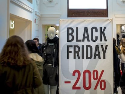 Cientos de personas realizan compras en una zona comercial de Valencia durante las rebajas del &#039;Black Friday&#039;. EFE/Archivo