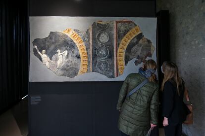 Dos mujeres miran un fresco de la exposición Arte y Sensualidad en las Casas de Pompeya, instalada en las excavaciones arqueológicas de Pompeya. (Imagen: Marco Cantile/LightRocket vía Getty Images)