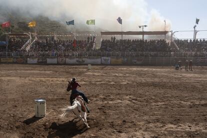 Una barrilera se presenta en el rodeo durante las Fiestas de la Misión, en Ensenada (Baja California), en mayo de 2024. 