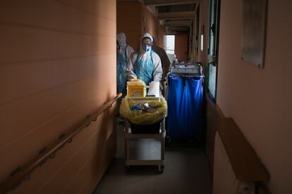 Voluntarios de la ONG Proactiva Open Arms realizan test rápidos en una residencia geriátrica de Barcelona.