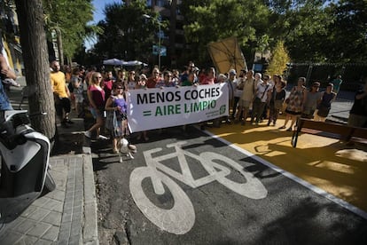 Concentraci&oacute;n de vecinos en la calle Galileo de Madrid para pedir que se mantengan la peatonalizaci&oacute;n de la v&iacute;a.