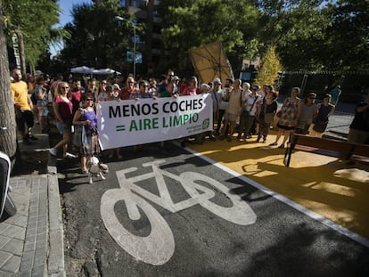 Concentración de vecinos en la calle Galileo de Madrid para pedir que se mantengan la peatonalización de la vía.
