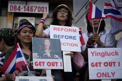 La Comisión Electoral prevé pedir al Gobierno que aplace las elecciones, a las que se presentan más de veinte partidos entre los que no se encuentra el opositor Partido Demócrata, que los boicotea. En la imagen unas manifestantes por las calles de Bangkok.