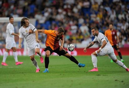 Podolski entre Modric y Jesé 