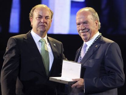 El presidente de la Junta de Extremadura, José Antonio Monago, entrega la Medalla de Extremadura al industrial portugués Manuel Rui Nabeiro