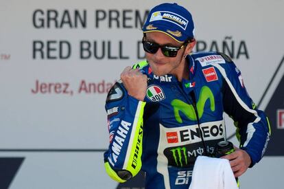 Valentino Rossi celebra la victoria en el podio de Jérez.