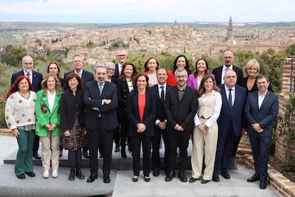 La ministra de Sanidad, Mónica García (en el centro), posa para la foto de familia tras el Consejo Interterritorial de Salud, este viernes en Toledo, junto a los consejeros del ramo de las comunidades autónomas.