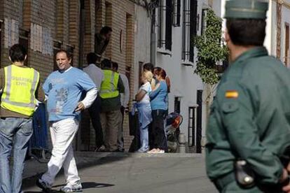 Agentes de la Guardia Civil identifican a las personas que han ocupado tres bloques de viviendas en Jun.